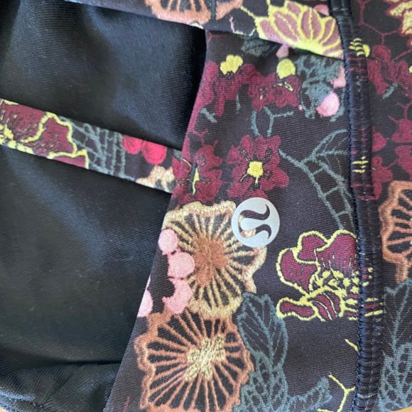 Black Floral Pattern Lululemon Sports Bra Size 2 - Picture 3 of 4